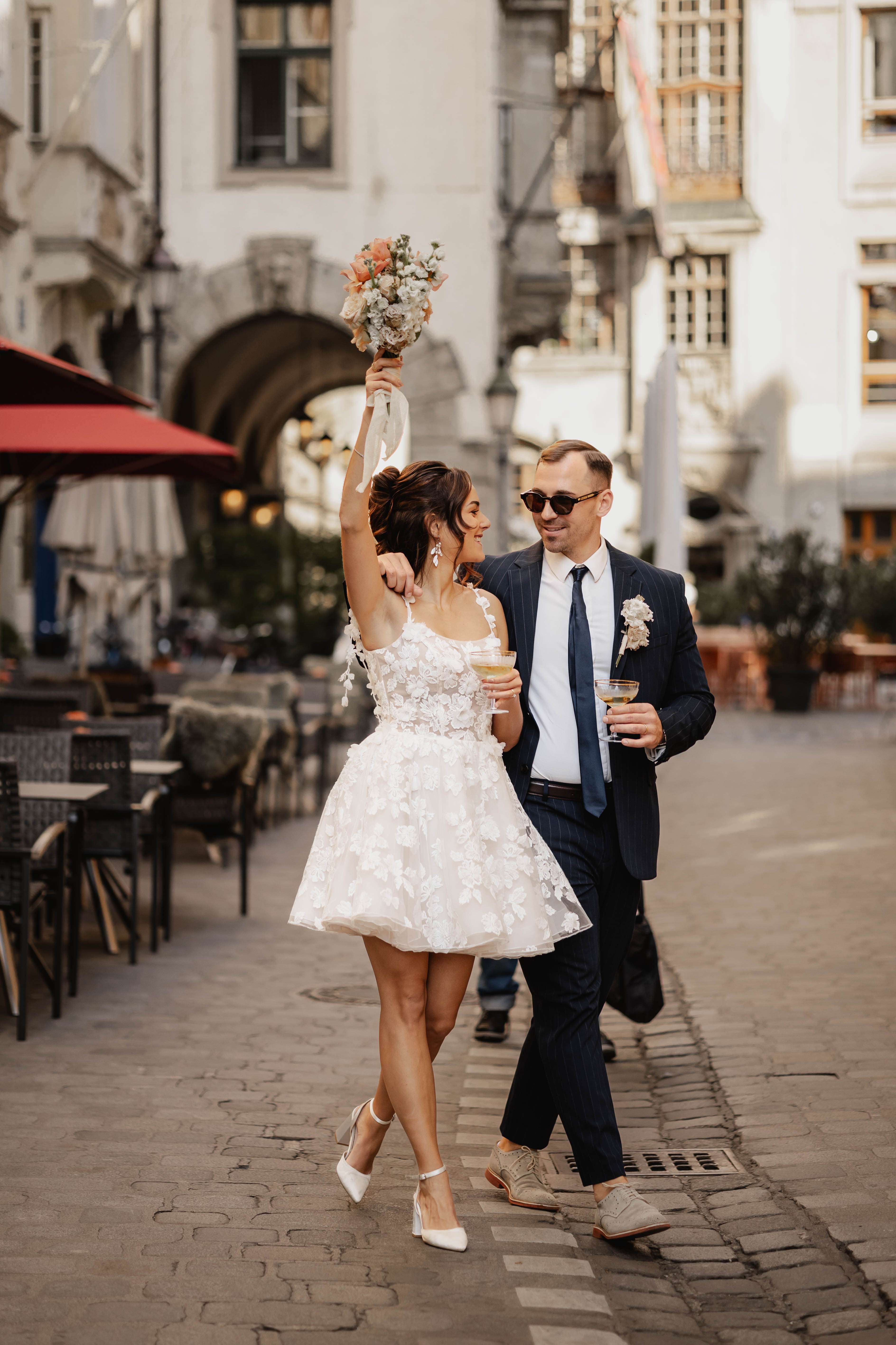 after wedding shooting in der Stadt zur goldenen stunde