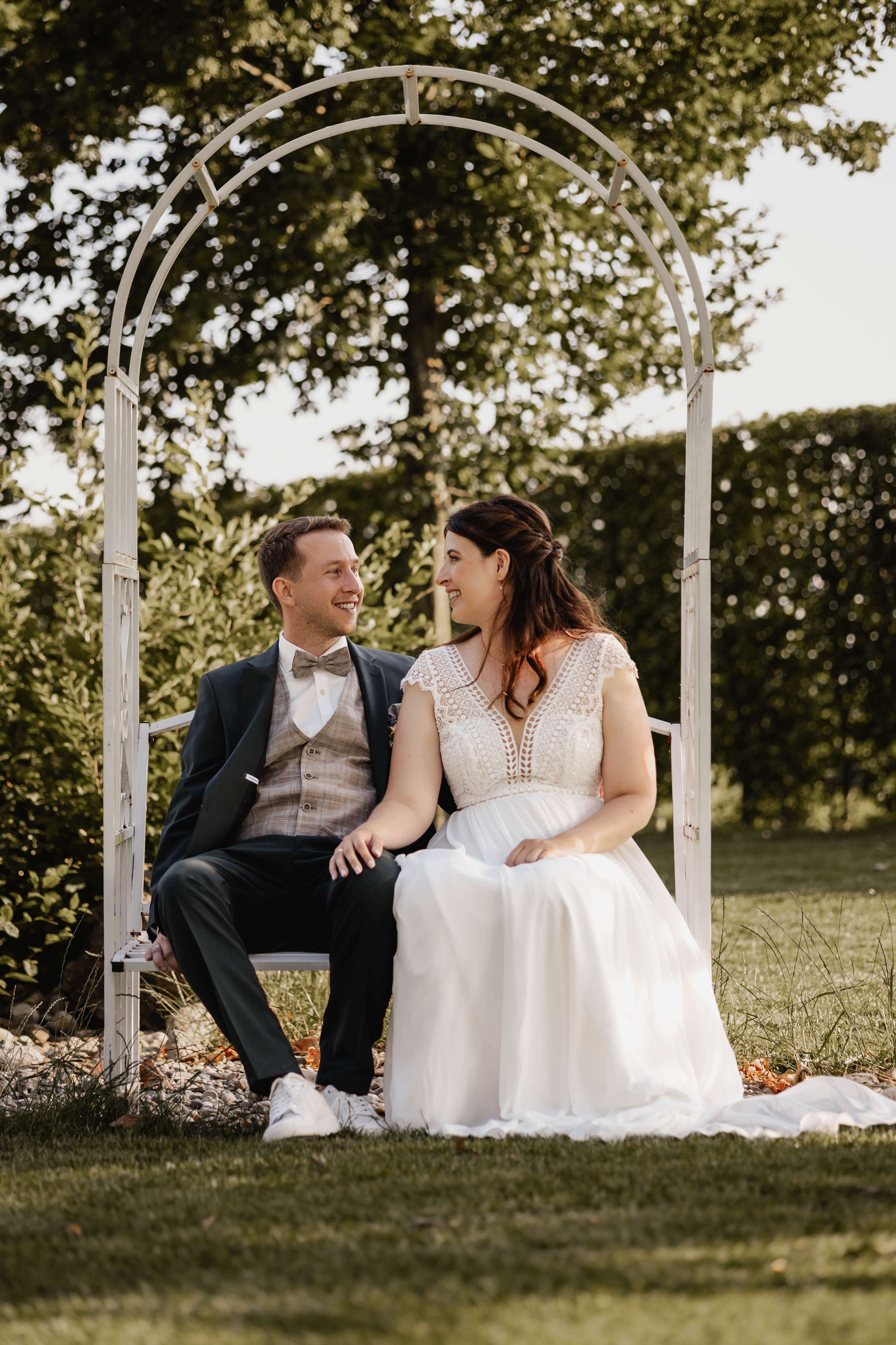 glücklicher moment des Hochzeitspaares beim gstach in rankweil