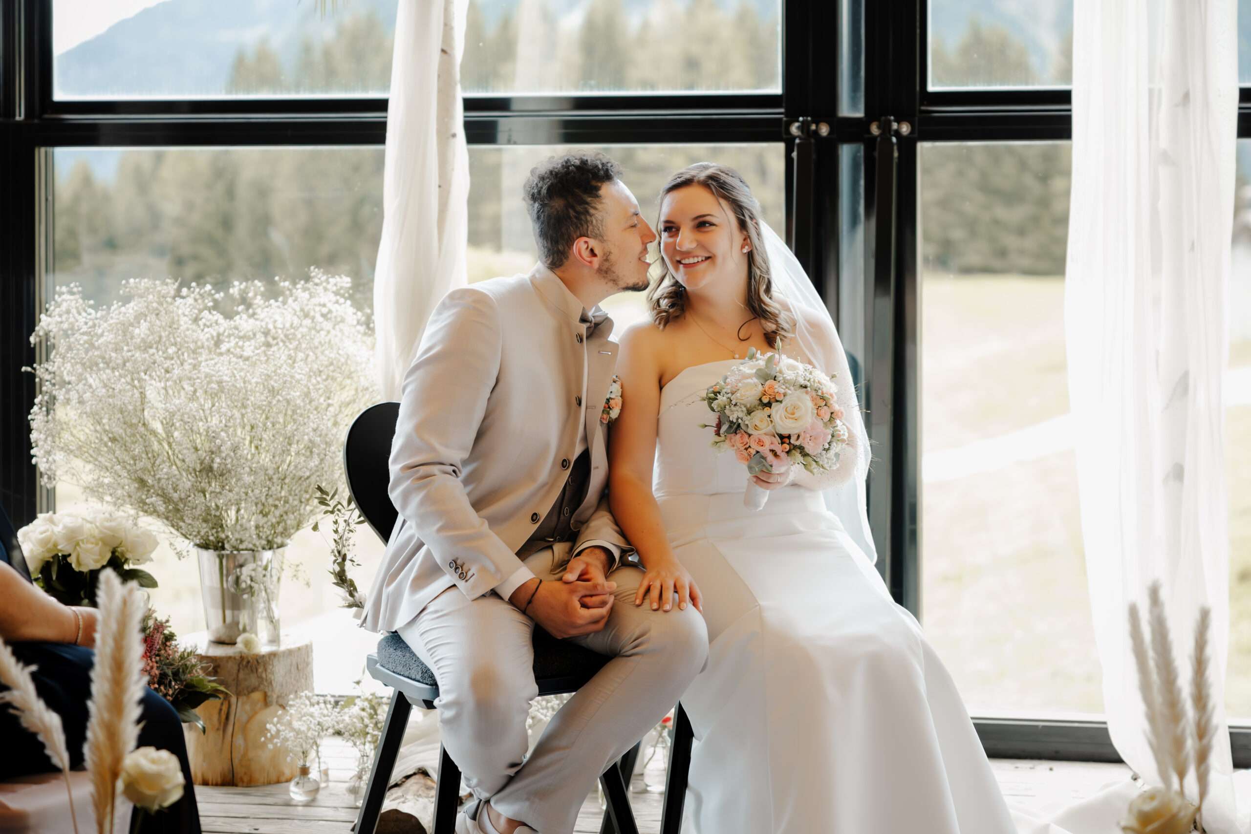 liebevoller Hochzeitspaar moment bei einer freien trauung