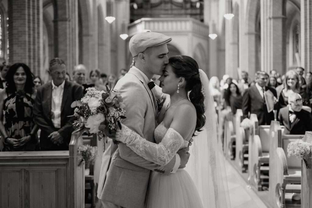 emotionaler moment des Hochzeitspaares in der kirche