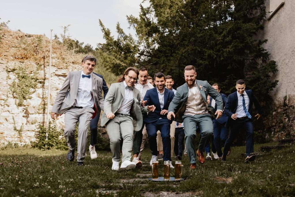 lustiges Männergruppenfoto mit bier